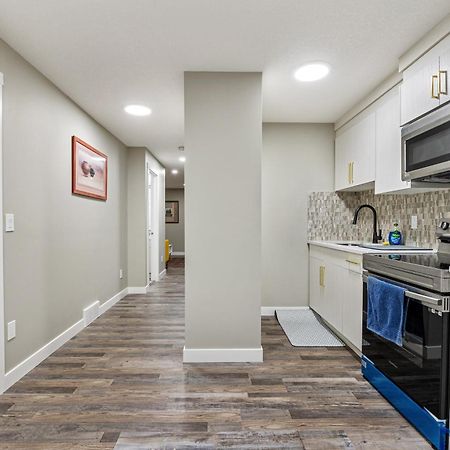 Modern 2 Bedroom Basement Suite With Laundry カルガリー エクステリア 写真
