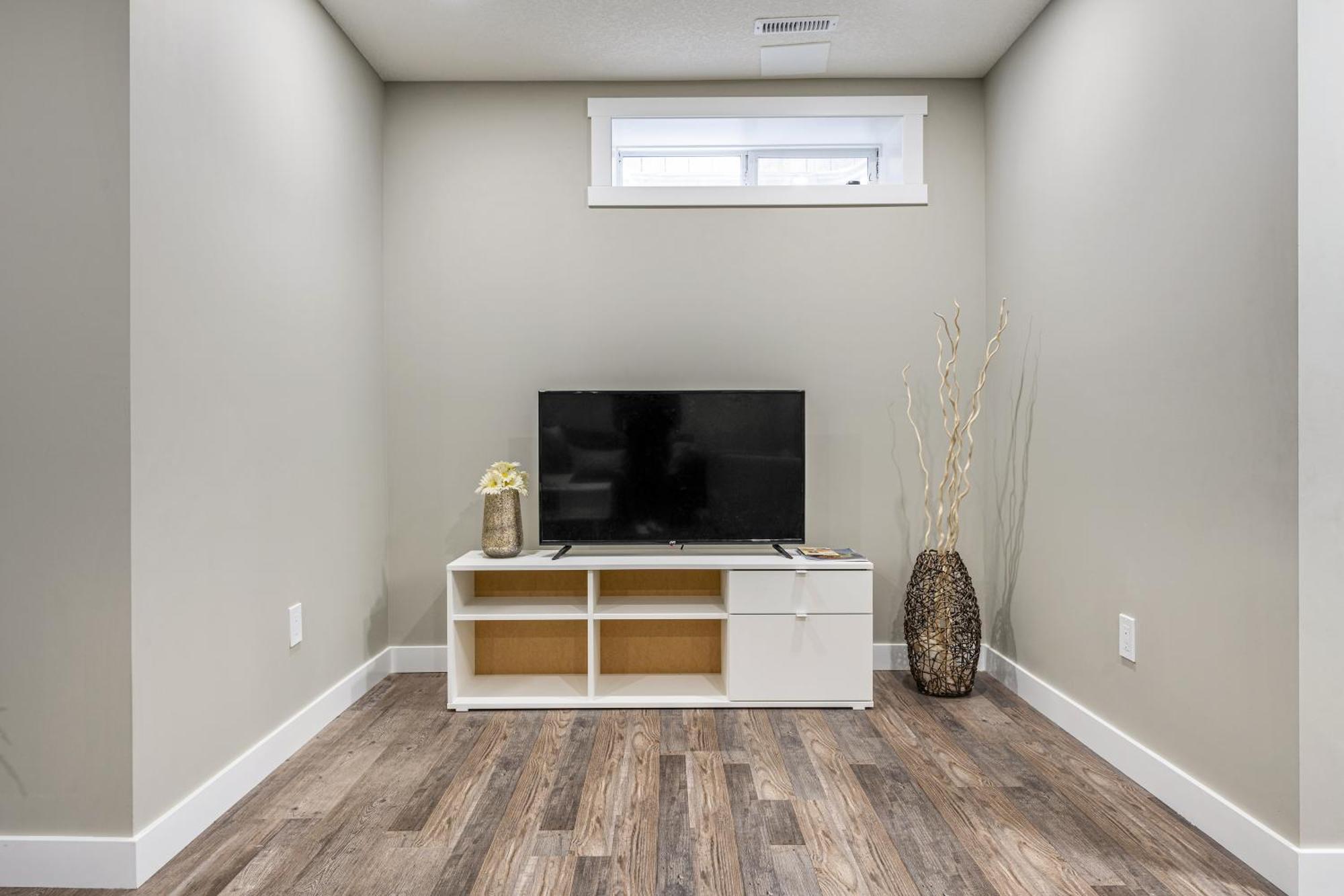 Modern 2 Bedroom Basement Suite With Laundry カルガリー エクステリア 写真