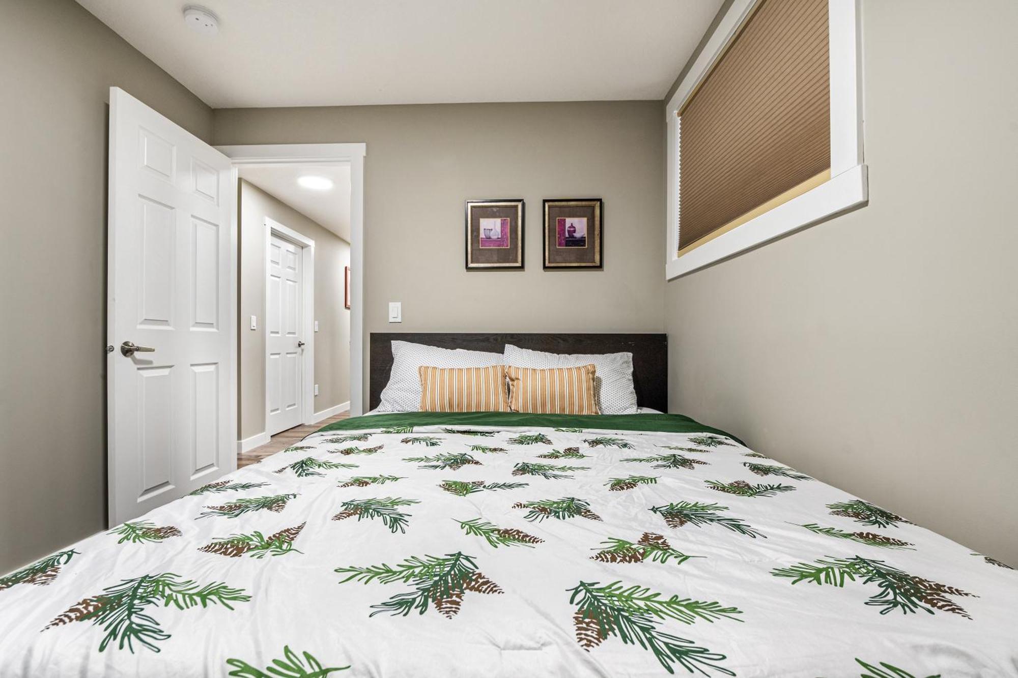 Modern 2 Bedroom Basement Suite With Laundry カルガリー エクステリア 写真