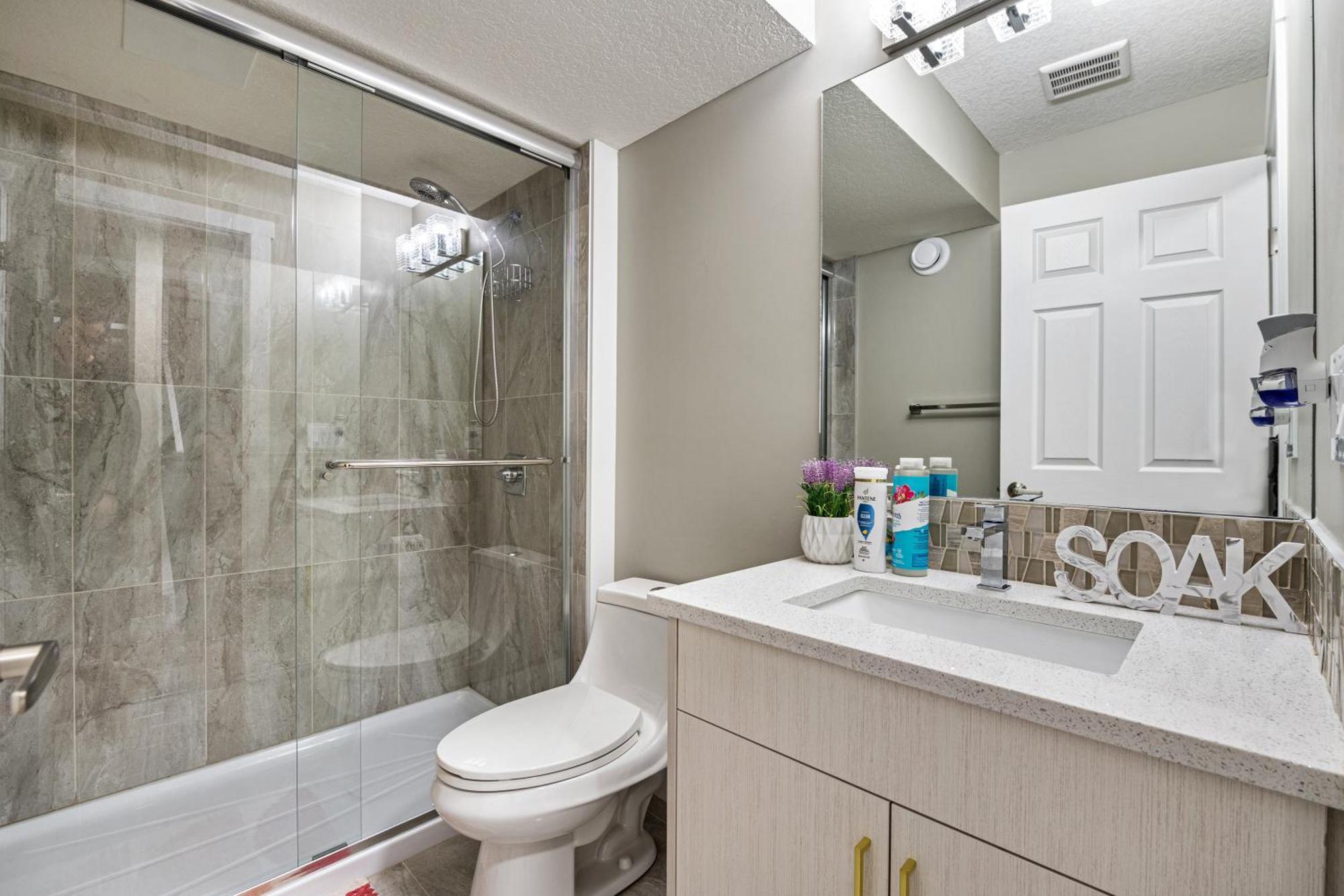 Modern 2 Bedroom Basement Suite With Laundry カルガリー エクステリア 写真