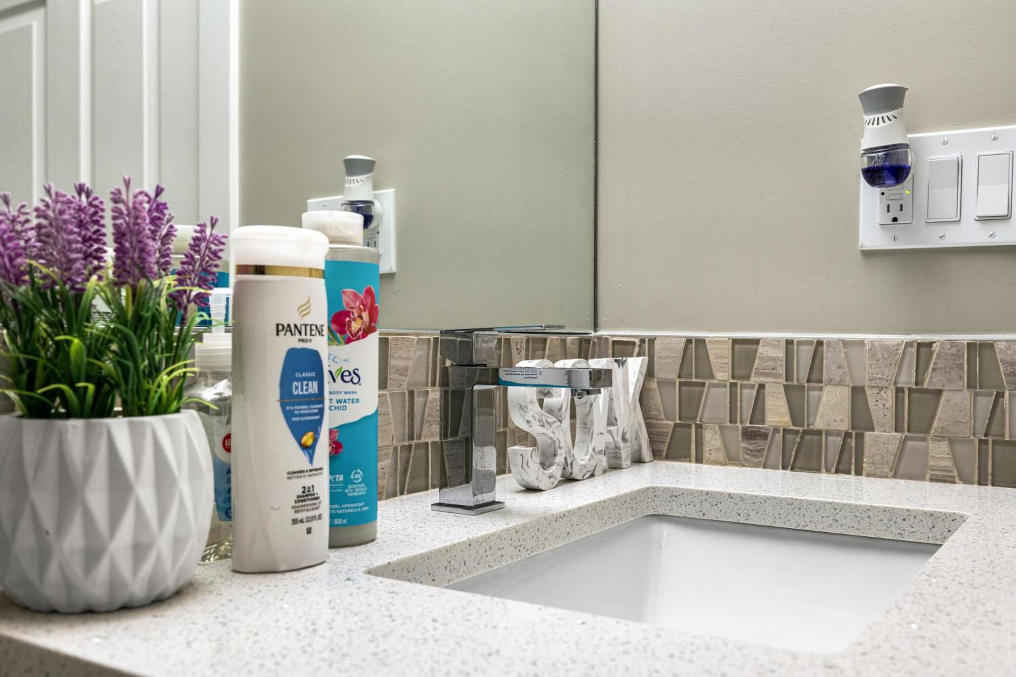 Modern 2 Bedroom Basement Suite With Laundry カルガリー エクステリア 写真