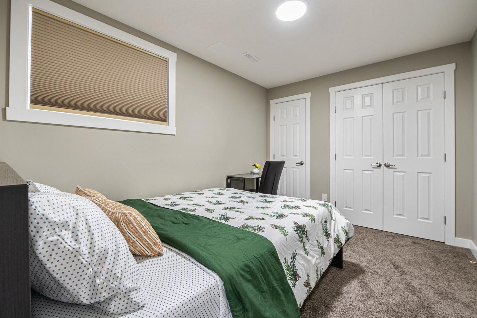 Modern 2 Bedroom Basement Suite With Laundry カルガリー エクステリア 写真